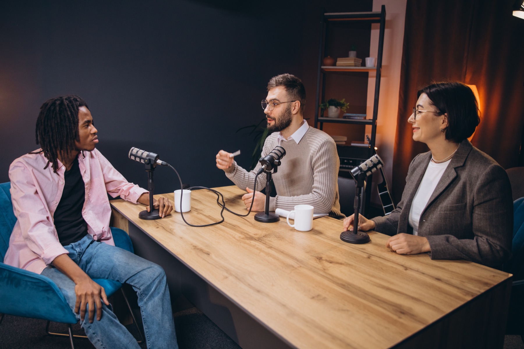 Mesa de reuniones y podcast de Visual Space